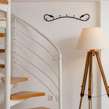 Modern Two Level Apartment In The Heart Of Афіни Екстер'єр фото