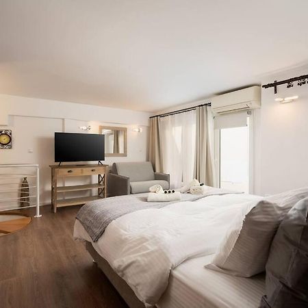 Modern Two Level Apartment In The Heart Of Афіни Екстер'єр фото