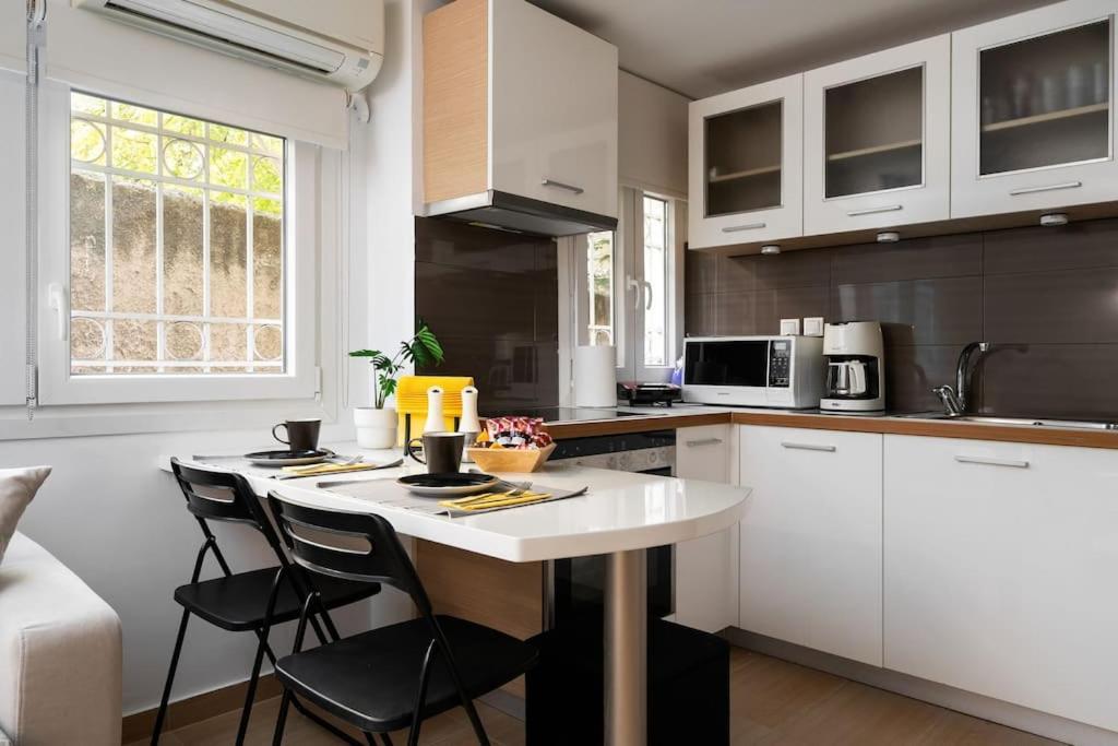 Modern Two Level Apartment In The Heart Of Афіни Екстер'єр фото