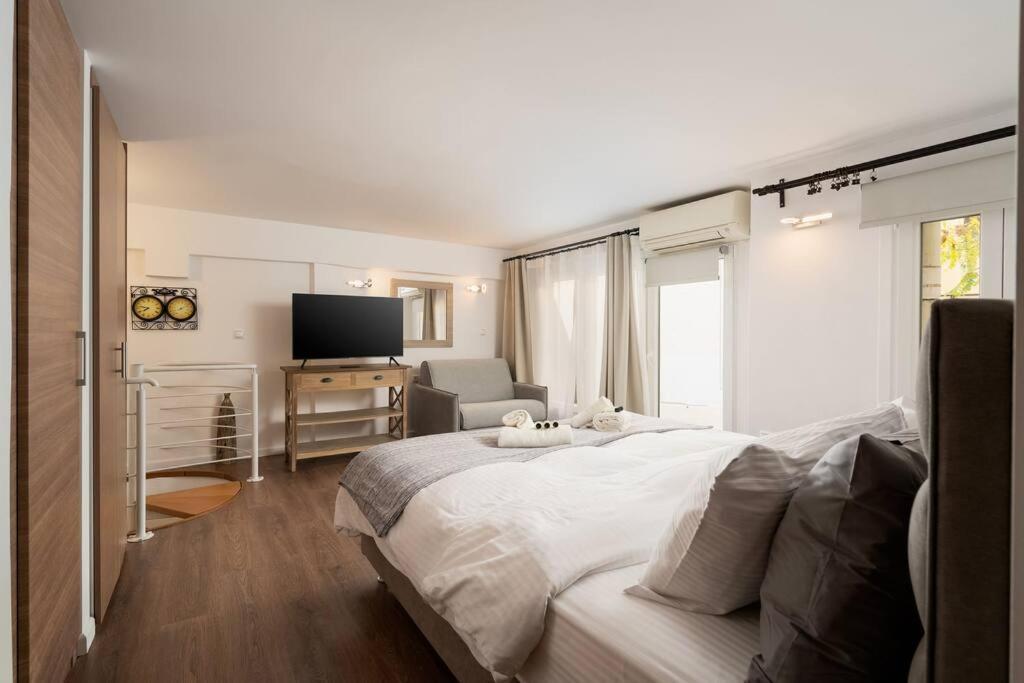 Modern Two Level Apartment In The Heart Of Афіни Екстер'єр фото
