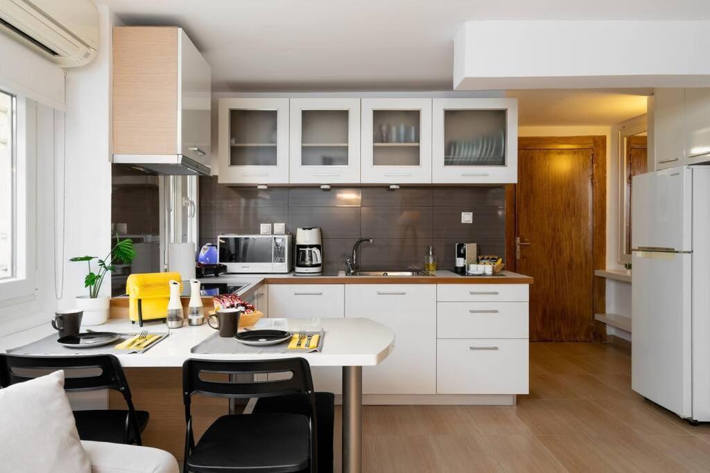 Modern Two Level Apartment In The Heart Of Афіни Екстер'єр фото