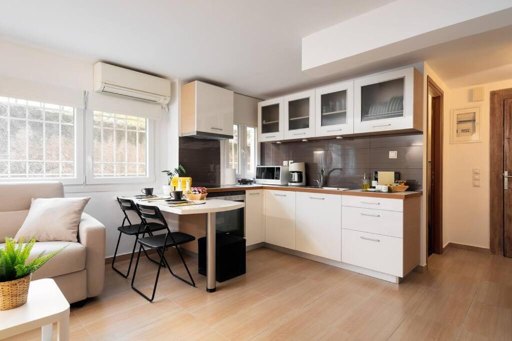 Modern Two Level Apartment In The Heart Of Афіни Екстер'єр фото